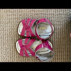 Saltwater sandals SZ 4 EUC